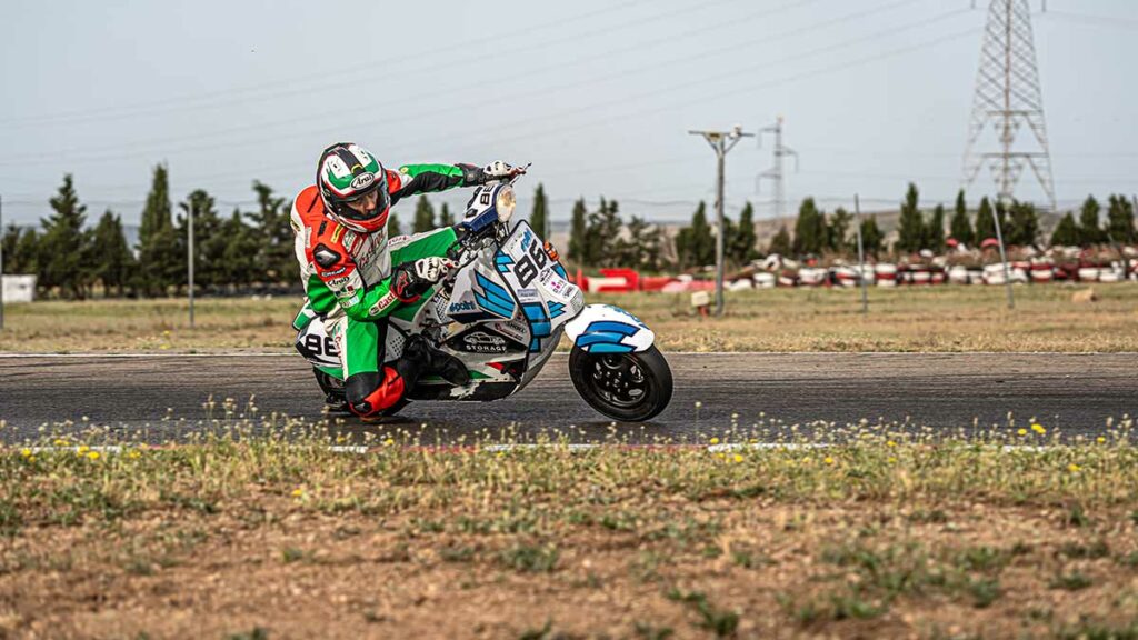 Polini arrasa en la VTR24h 2025 con doble victoria del Team Castrol en categorías Largeframe 2 olini Vespa competición