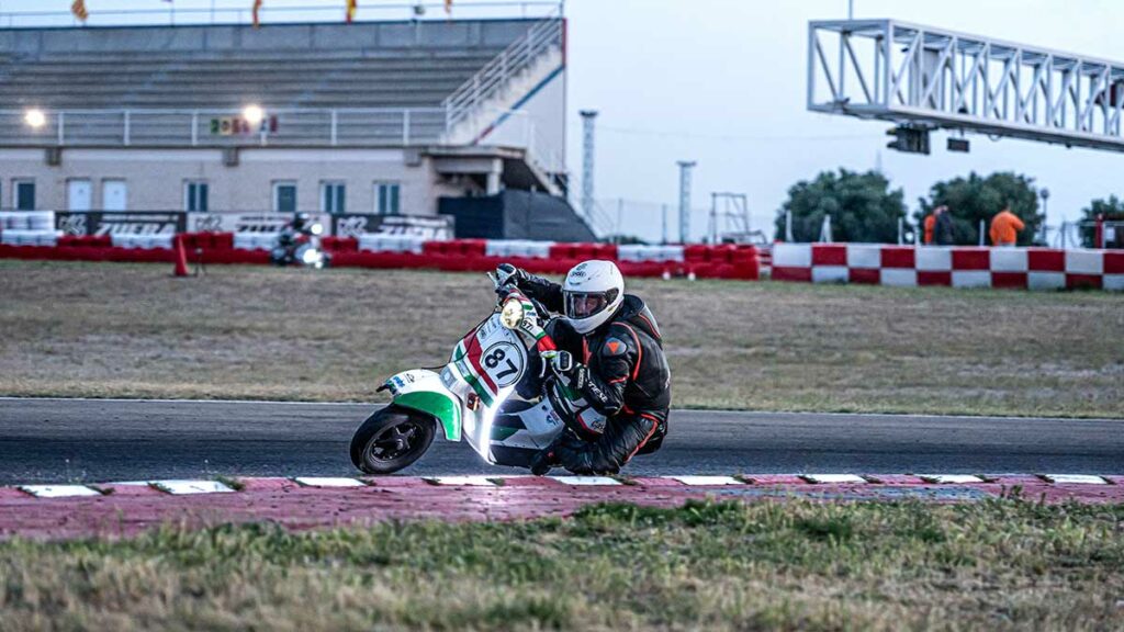 Polini arrasa en la VTR24h 2025 con doble victoria del Team Castrol en categorías Largeframe 5 olini Vespa competición