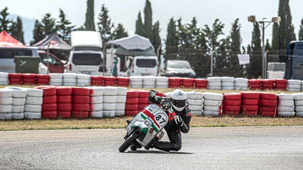 Polini arrasa en la VTR24h 2025 con doble victoria del Team Castrol en categorías Largeframe 3 olini Vespa competición