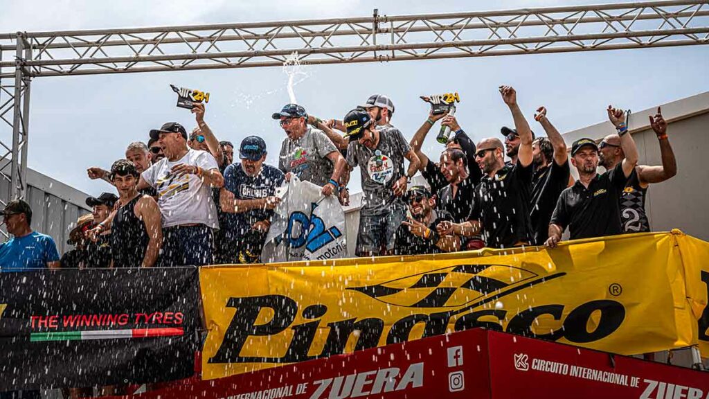 Polini arrasa en la VTR24h 2025 con doble victoria del Team Castrol en categorías Largeframe 4 olini Vespa competición