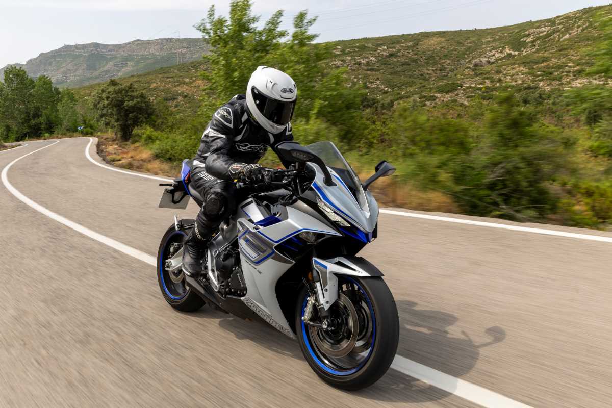 Probamos la Zontes 703RR para ver cómo la marca china interpreta la moto deportiva de nueva generación, apta para el carnet A2