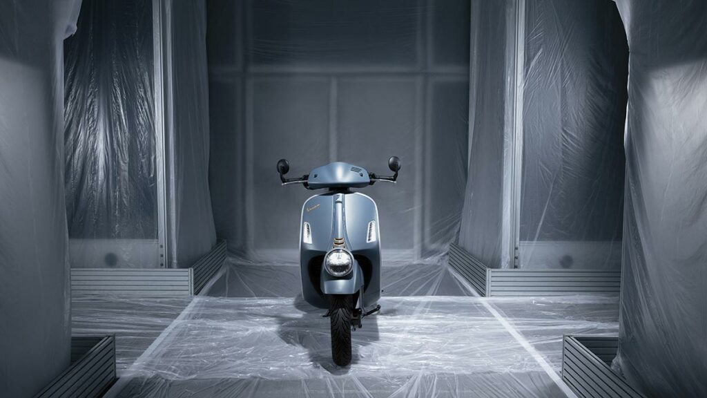 La Vespa Officina 8 sublima el regreso a la génesis del icono scooter 2 Vespa Officina 8